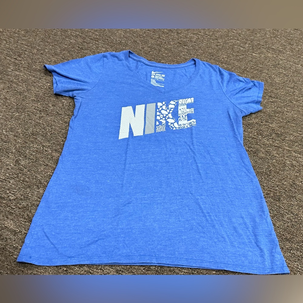 The Nike T Athletic cut women's blue short sleeve T-shirt Athletic active top L